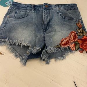 Jean shorts! With flowers details